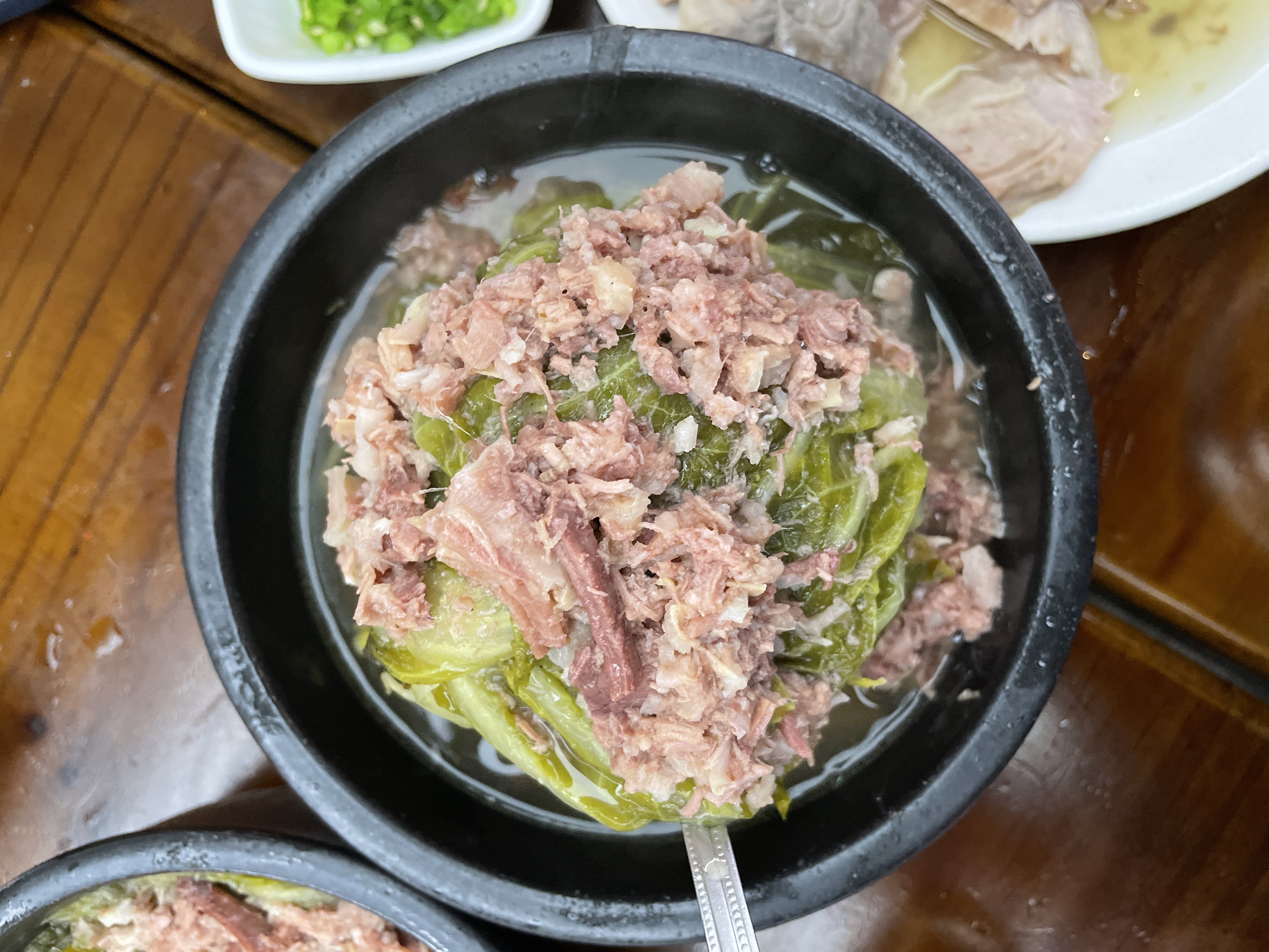 숟가락으로 들어 올린 우거지와 잘게 썬 쇠고기