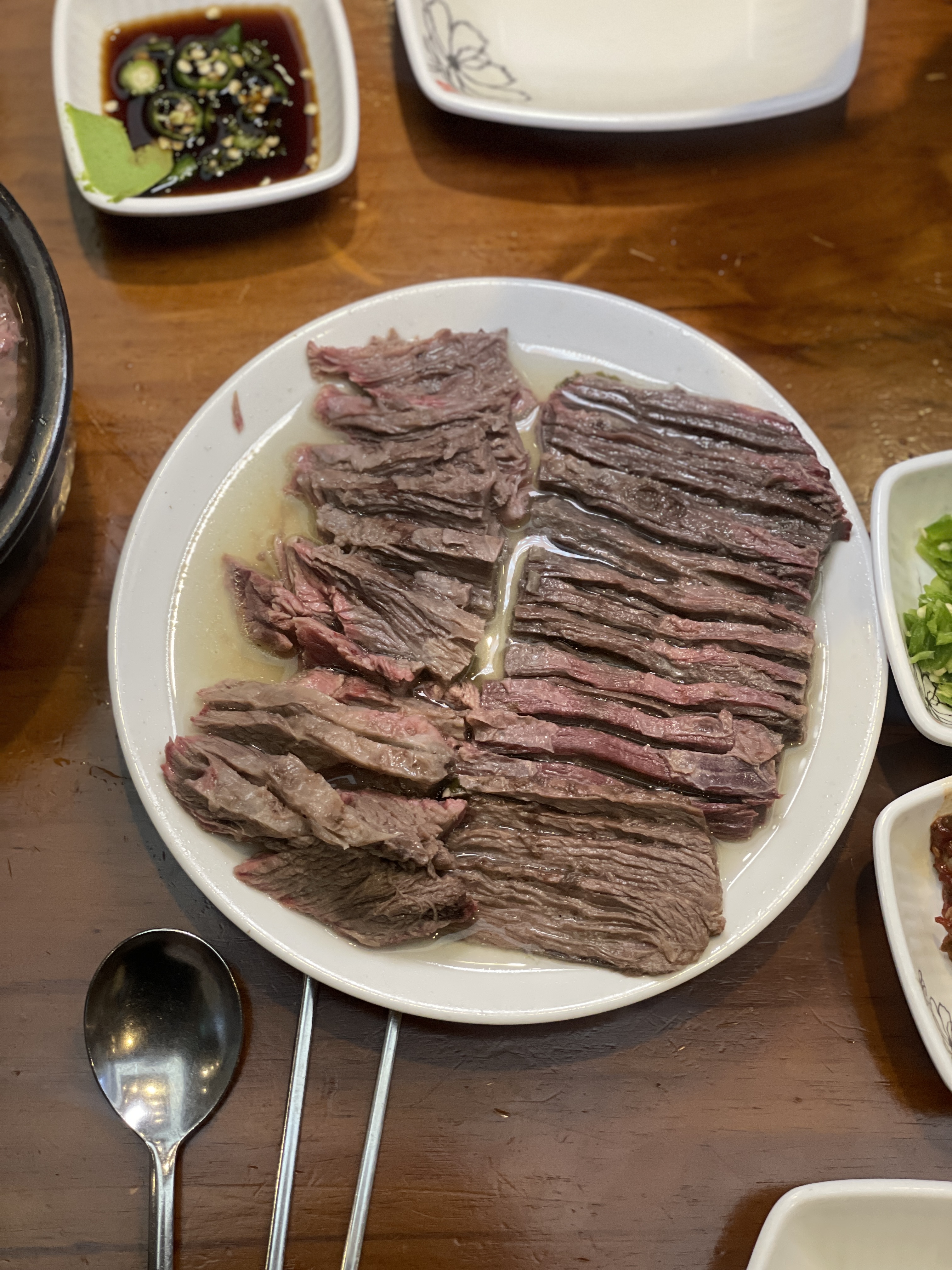 결을 따라 길게 썬 어머니대성집 소고기수육