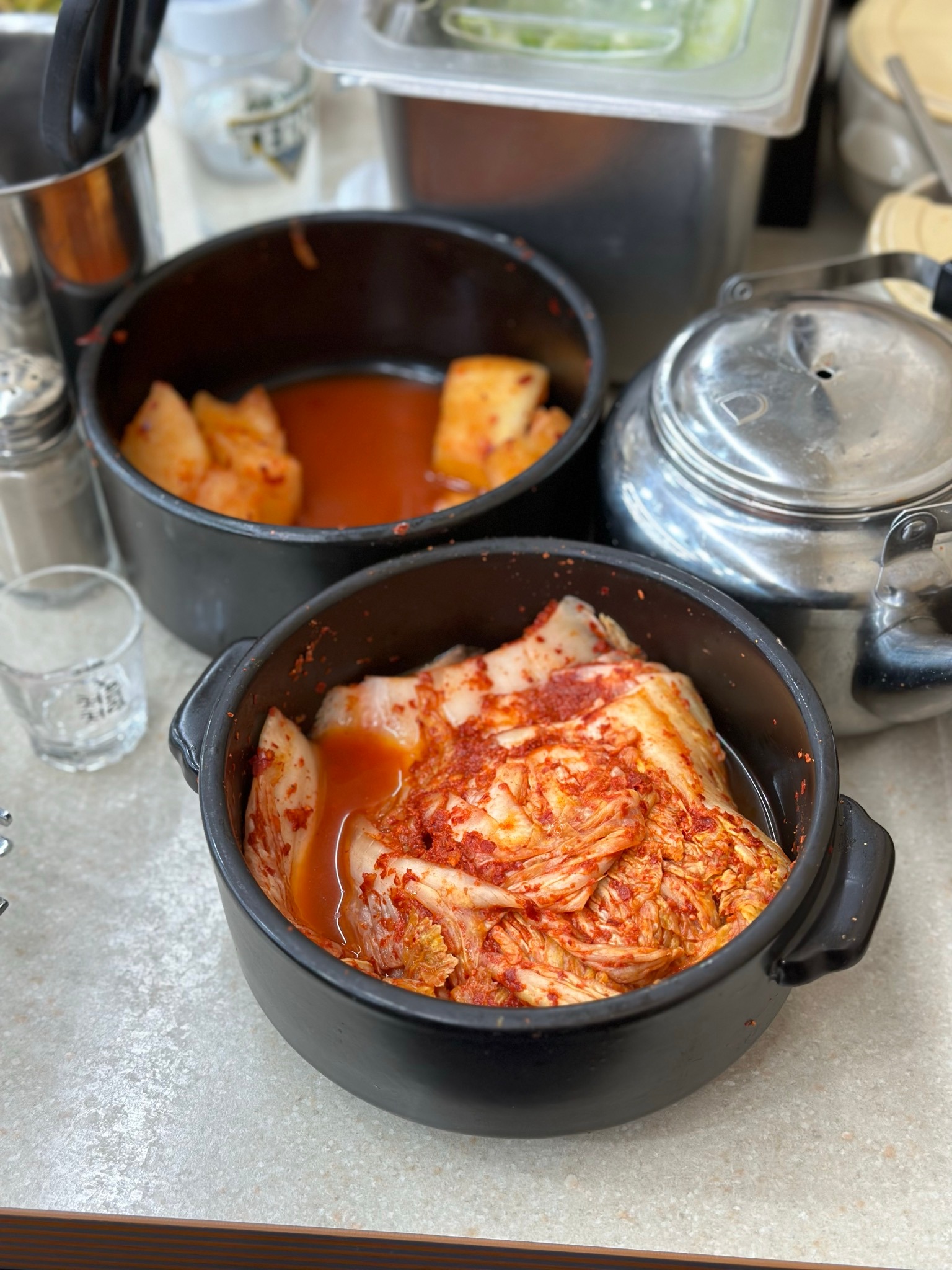 영동설렁탕 식탁에 놓인 배추김치와 무김치