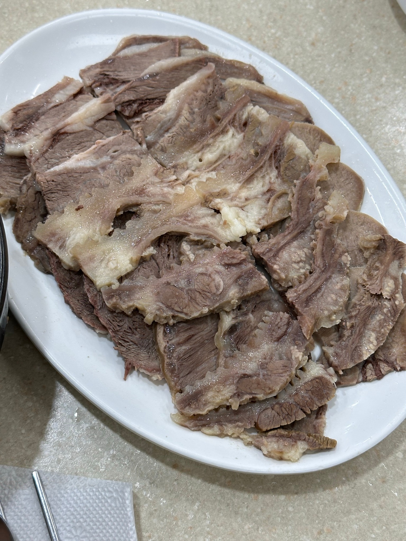 영동설렁탕의 얇게 썬 수육 한 접시