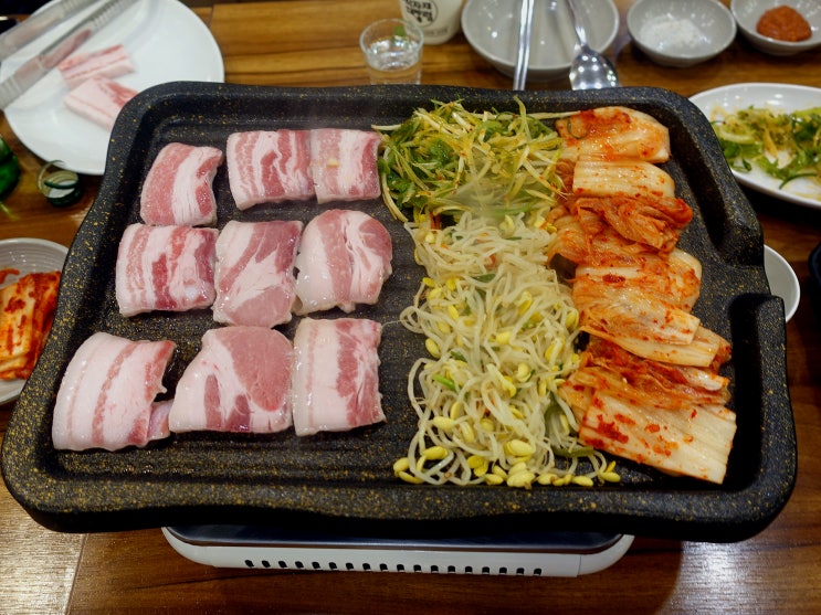 청담역·압구정로데오역 심야 맛집 3곳, 24시간 순댓국·새벽 5시 고기·4시 칵테일 대표 이미지