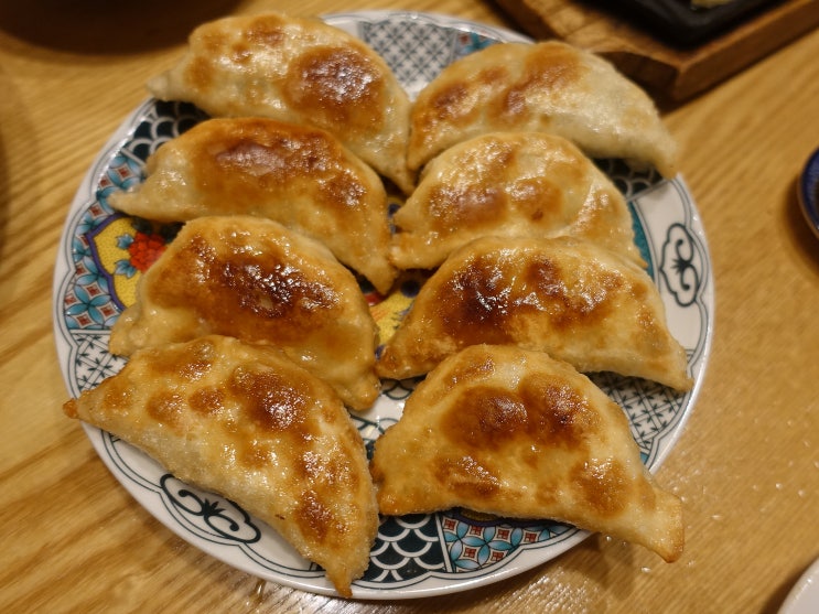 마포 산동만두의 한쪽 면을 노릇하게 구운 군만두 · 사진 문썬