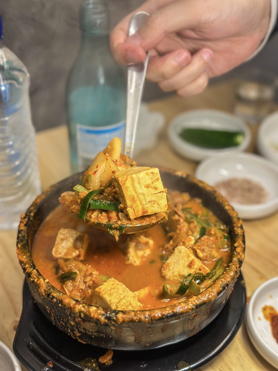 두부와 채소를 국자로 떠올린 을지갈매기의 청국장찌개