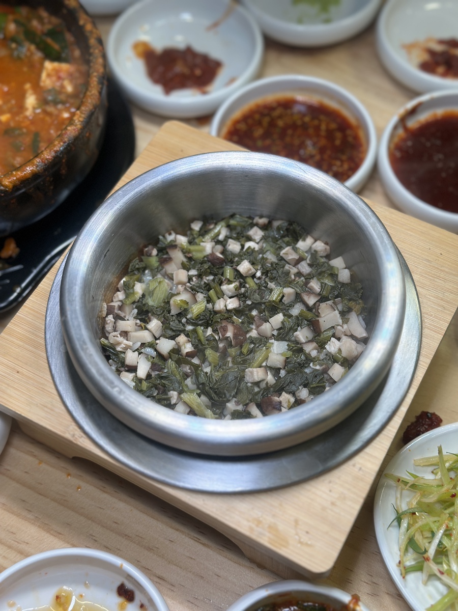 잘게 썬 시래기와 표고버섯을 넣어 솥에 지은 을지갈매기의 시래기표고밥