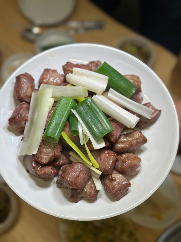 큼직하게 썬 대파와 함께 접시에 담은 을지갈매기의 초벌 통갈매기살