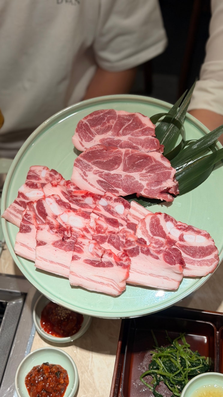 남악상회에서 목살과 오겹살, 젓갈과 나물을 함께 차린 식탁