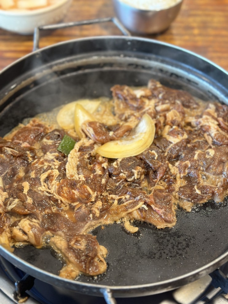 송림식당의 돼지불고기를 익히는 불판