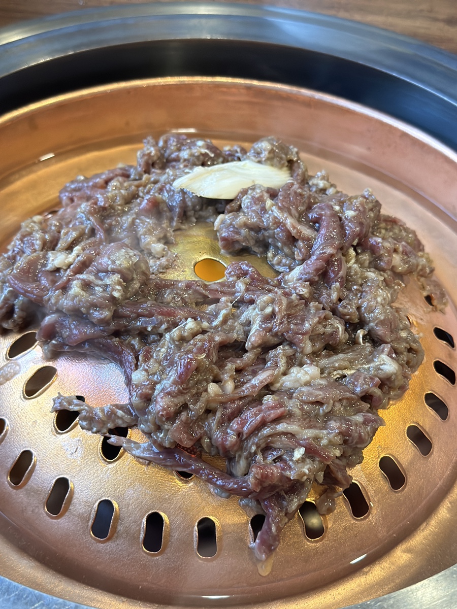 우래옥 불판에서 익어가는 불고기